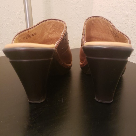 Sofft NWOB Womens Brown Leather Metal Studs Mules Heels Shoes Size 7 - Picture 4 of 9